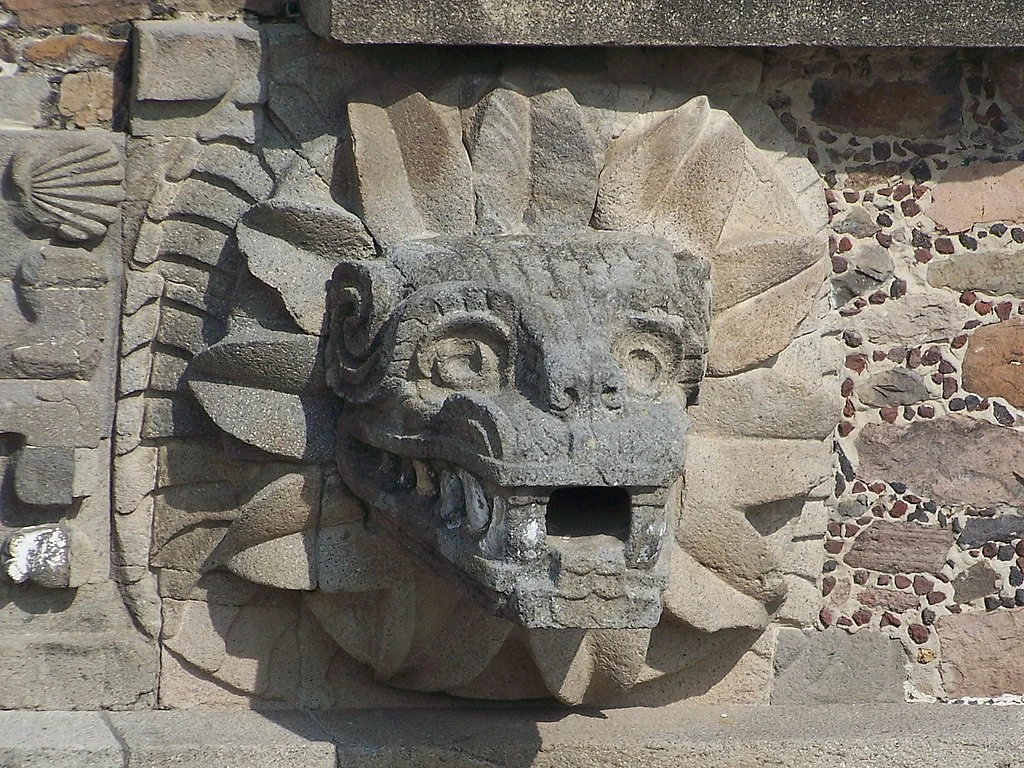 Cabeza de serpiente emplumada Quetzalcoatl en el templo de Teotihuacan