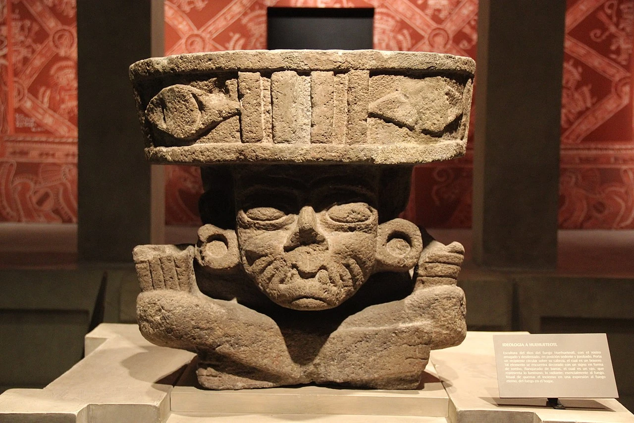 Dios viejo del fuego Huehueteotl con brasero en la cabeza en la Galería de Teotihuacan en el Museo Nacional Atropológico de Ciudad de México