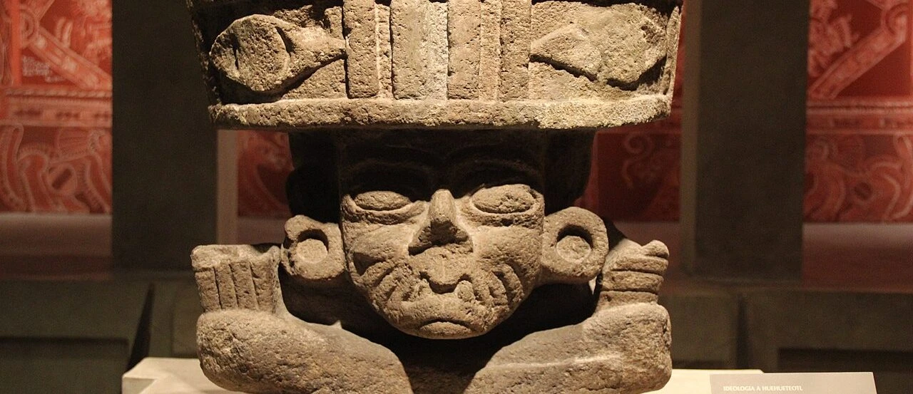 Dios viejo del fuego Huehueteotl con brasero en la cabeza en la Galería de Teotihuacan en el Museo Nacional Atropológico de Ciudad de México