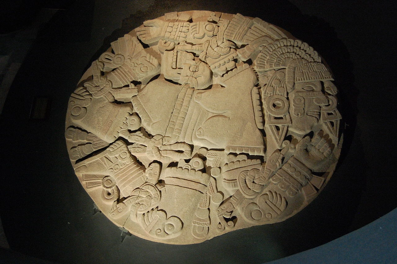 Disco monolito de la diosa de la luna azteca Coyolxauhqui en el Museo del Templo Mayor en México