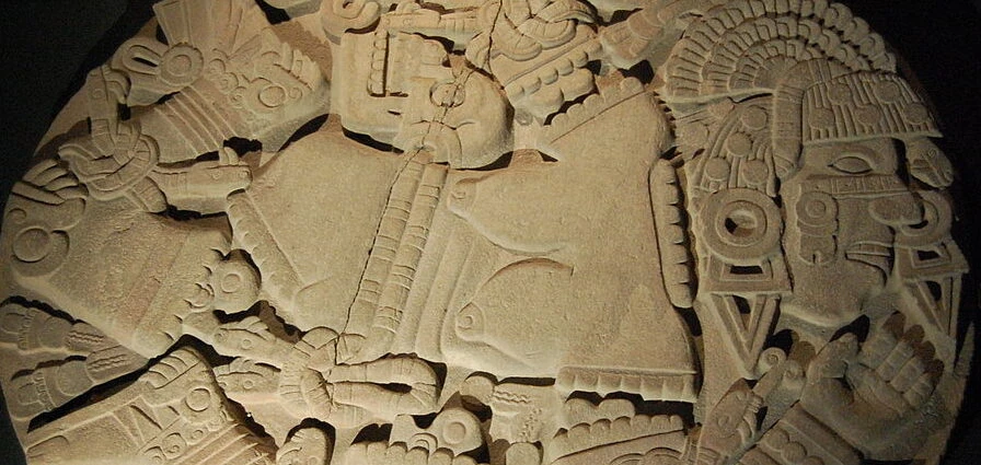 Disco monolito de la diosa de la luna azteca Coyolxauhqui en el Museo del Templo Mayor en México