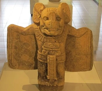 Escultura del dios Camazotz dios murciélago azteca en el Museo Popol Vuh en Ciudad de Guatemala