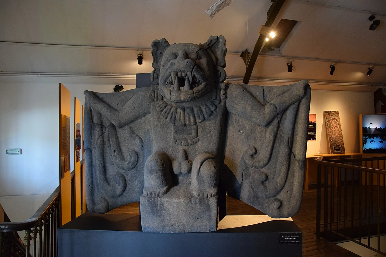 Escultura del dios Camazotz murciélago en el Museo Natural de Historia de Bourges