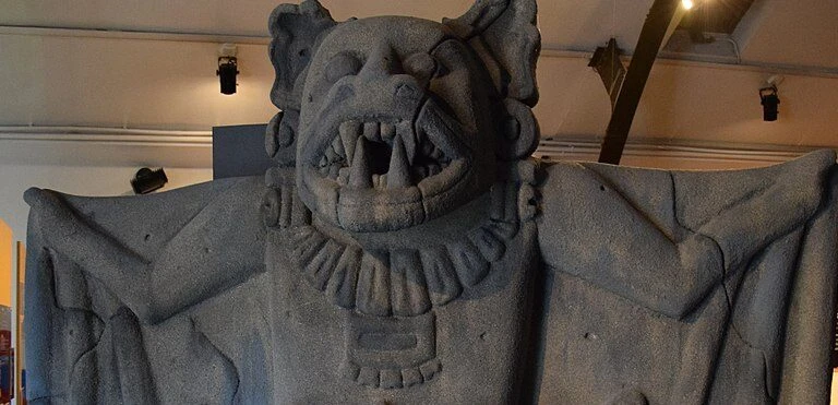 Escultura del dios Camazotz murciélago en el Museo Natural de Historia de Bourges